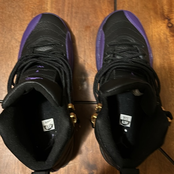 Air Jordan 12 Retro $160

Black/Metallic Gold/ Taxi/Field Purple

Size 6.5Y - Picture 4 of 8